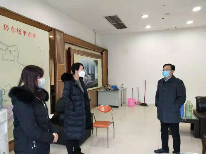 【心系值班·情关防疫】信阳华信投资集团党委书记、董事长万汉华检查集团公司防疫防控工作