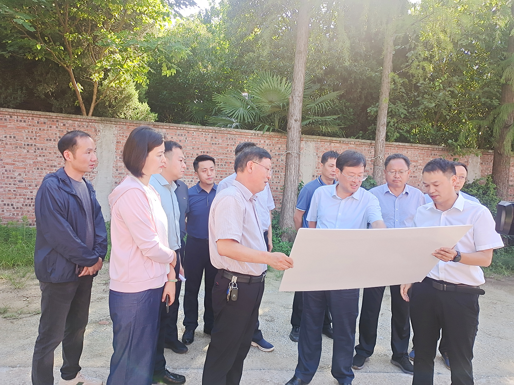 信阳市副市长于海忠莅临浉河南路、CAZ片区调研项目建设工作   