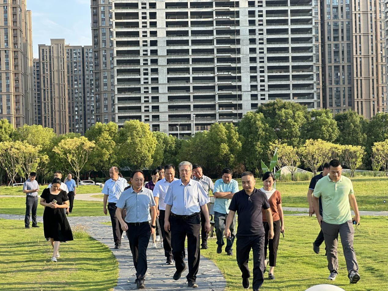 省人大调研组莅临信阳青年营地、新七大道泵站调研城市内涝治理情况