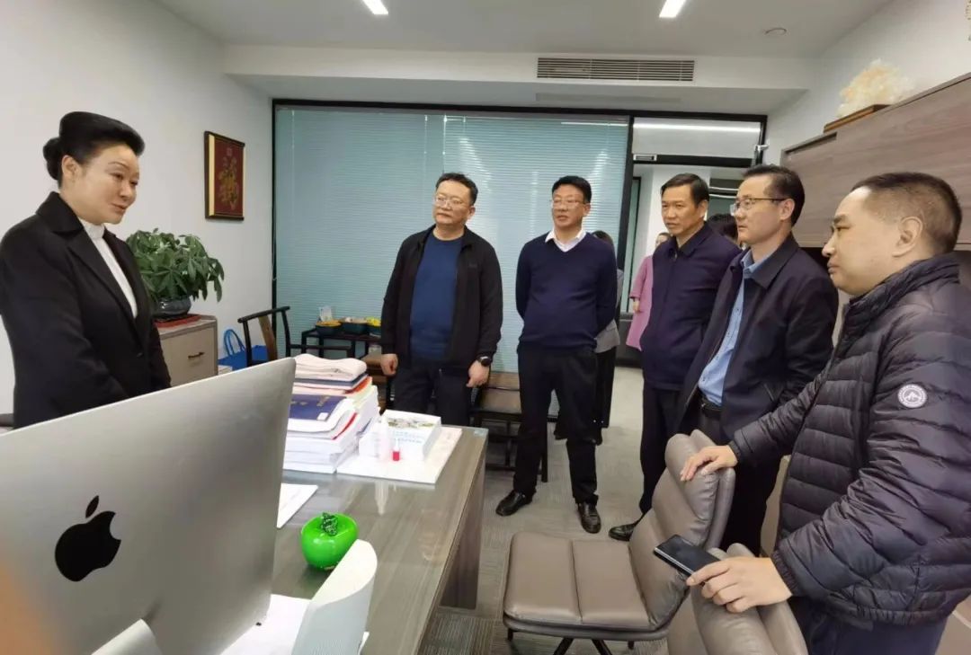 节后上班第一天，华信建投集团领导看望慰问员工，给大家拜年